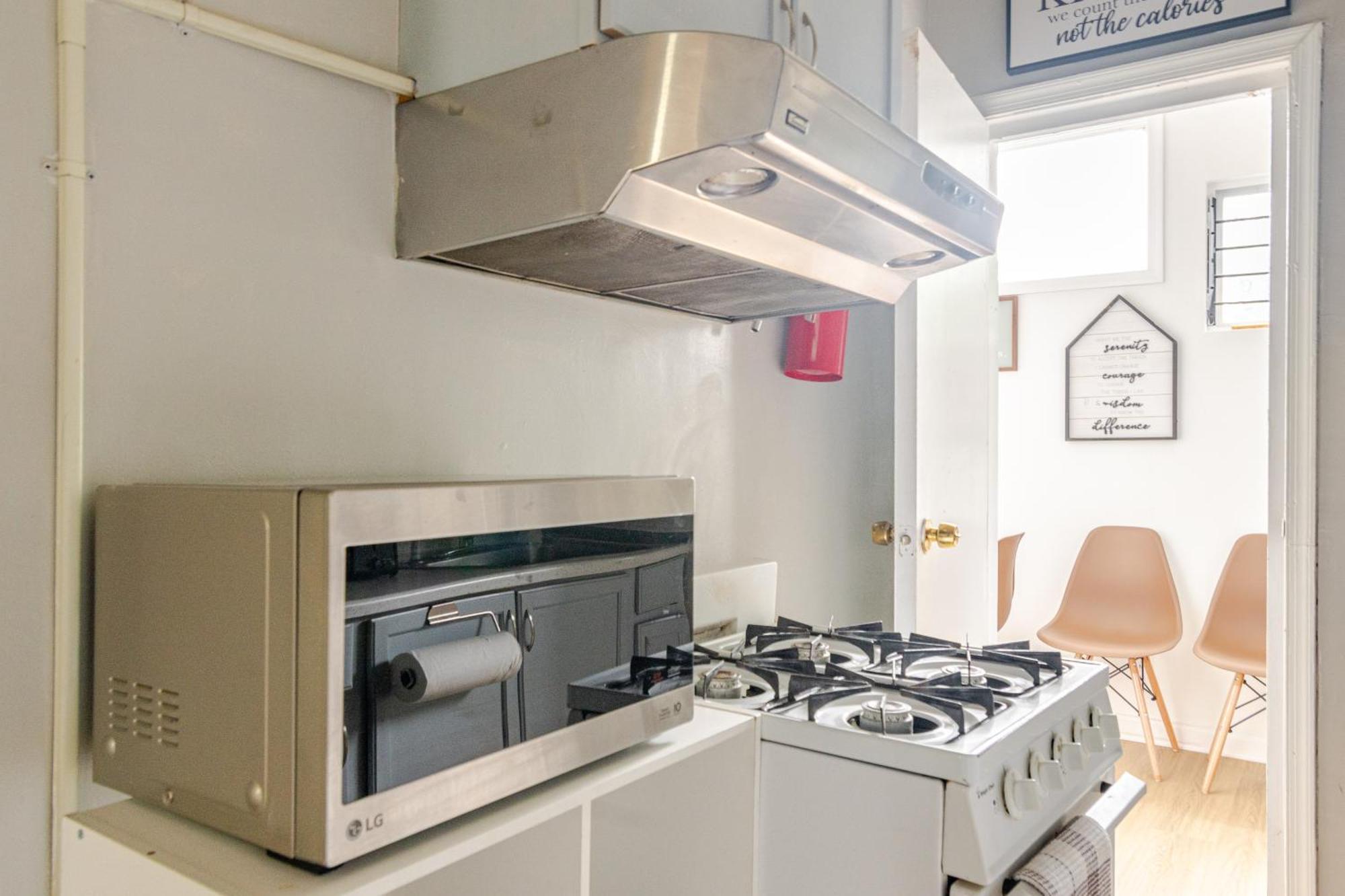 Bright & Cozy 2 Bedroom, 1 Bath, 2 Miles From White House Appartement